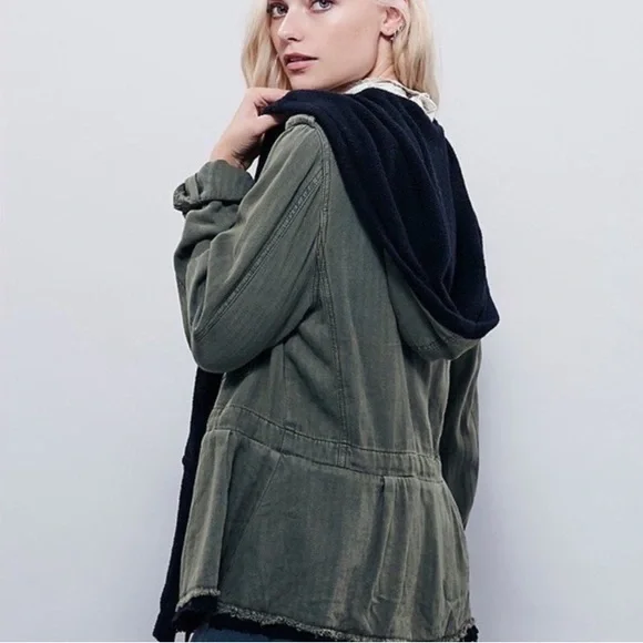 💚 Free People Slouchy Utility Jacket. Army Green w/ Black Accents & hood. XS 💚 - Picture 10 of 15